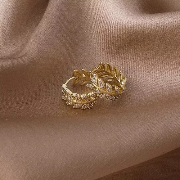 “Eden” Leaf Hoop Diamond Gold Elegant Dainty Circle Casual/Formal Gift Earrings - Picture 3 of 6
